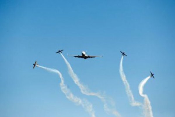 100 de piloţi şi paraşutişti de elită au evoluat pe aeroportul Băneasa